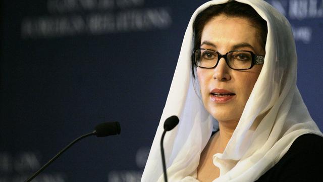 L'ombre de Benazir Bhutto continue à peser sur le Pakistan. Fille de l'ancien Premier ministre Zulfikar Ali, elle est devenue Premier ministre en 1988 avant d'être limogée pour corruption en 1990, puis de revenir à la tête du gouvernement en 1993. Elle est à nouveau limogée pour corruption en 1996 et quitte le pays. Elle revient en 2007, après 8 ans d'exil, et elle est tuée dans un attentat le 27 décembre. [Mary Altaffer]