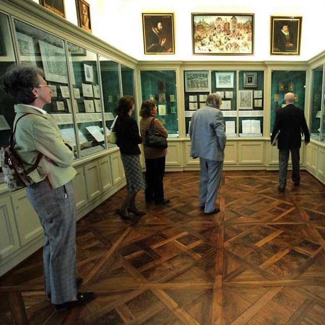 Visiteurs au Musée de la Réforme à Genève. [KEYSTONE - Martial Trezzini]
