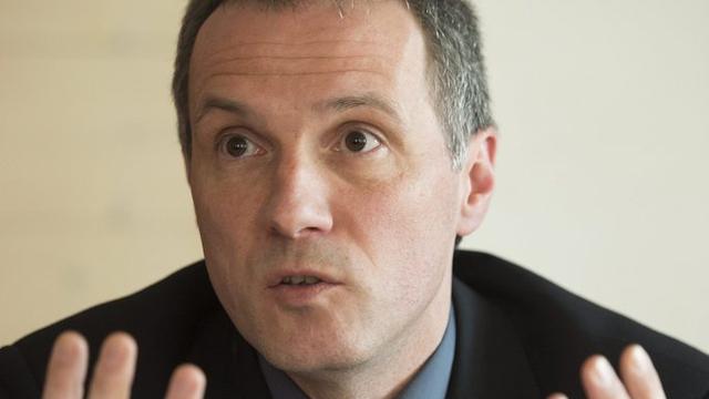 Arrivé en tête au premier tour, Laurent Kurth est le seul socialiste actuellement au gouvernement à briguer un nouveau mandat. Il se représente au 2e tour. Licencié en économie, ce politicien de 46 ans a dirigé le Service de l'emploi du canton entre 1994 et 2004, tout en étant conseiller général à La Chaux-de-Fonds entre 2000 et 2004, puis conseiller communal de la même ville entre 2004 et 2012. Il a été élu au Conseil d'Etat en octobre 2012 en remplacement du démissionnaire Jean Studer. Il dirige depuis le Département de la justice, de la sécurité et des finances. [Jean-Christophe Bott]