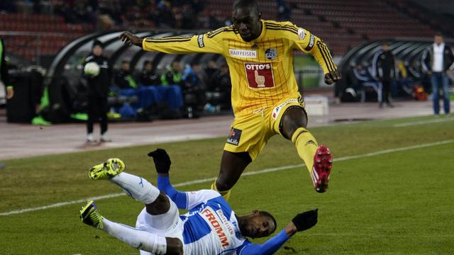 Le Lucernois Sally Sarr (en jaune) prend le dessus sur Anatole (à terre). [Steffen Schmidt]