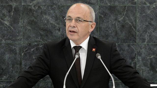 Dans son discours, Ueli Maurer a évoqué la tradition humanitaire de la Suisse en citant la fondation, il y a 150 ans à Genève, du Comité international de la Croix-Rouge. [Justin Lane]