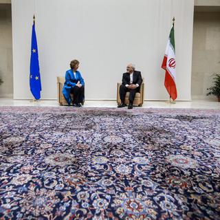 La haut-commissaire de l'UE aux affaires étrangères Catherine Ashton et son homologue iranien Mohammad Zarif. [EPA/FABRICE COFFRINI / POOL]