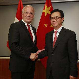 Le conseiller fédéral Johann Schneider-Ammann et le ministre Gao Hucheng ce samedi à Pékin.
