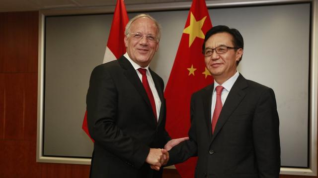 Le conseiller fédéral Johann Schneider-Ammann et le ministre Gao Hucheng ce samedi à Pékin.