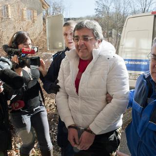 Bulat Chagaev, ancien president de Neuchatel Xamax, lors de son arrivee, menotte, au tribunal de Boudry NE, ce mercredi 29 fevrier 2012. [Sandro Campardo]