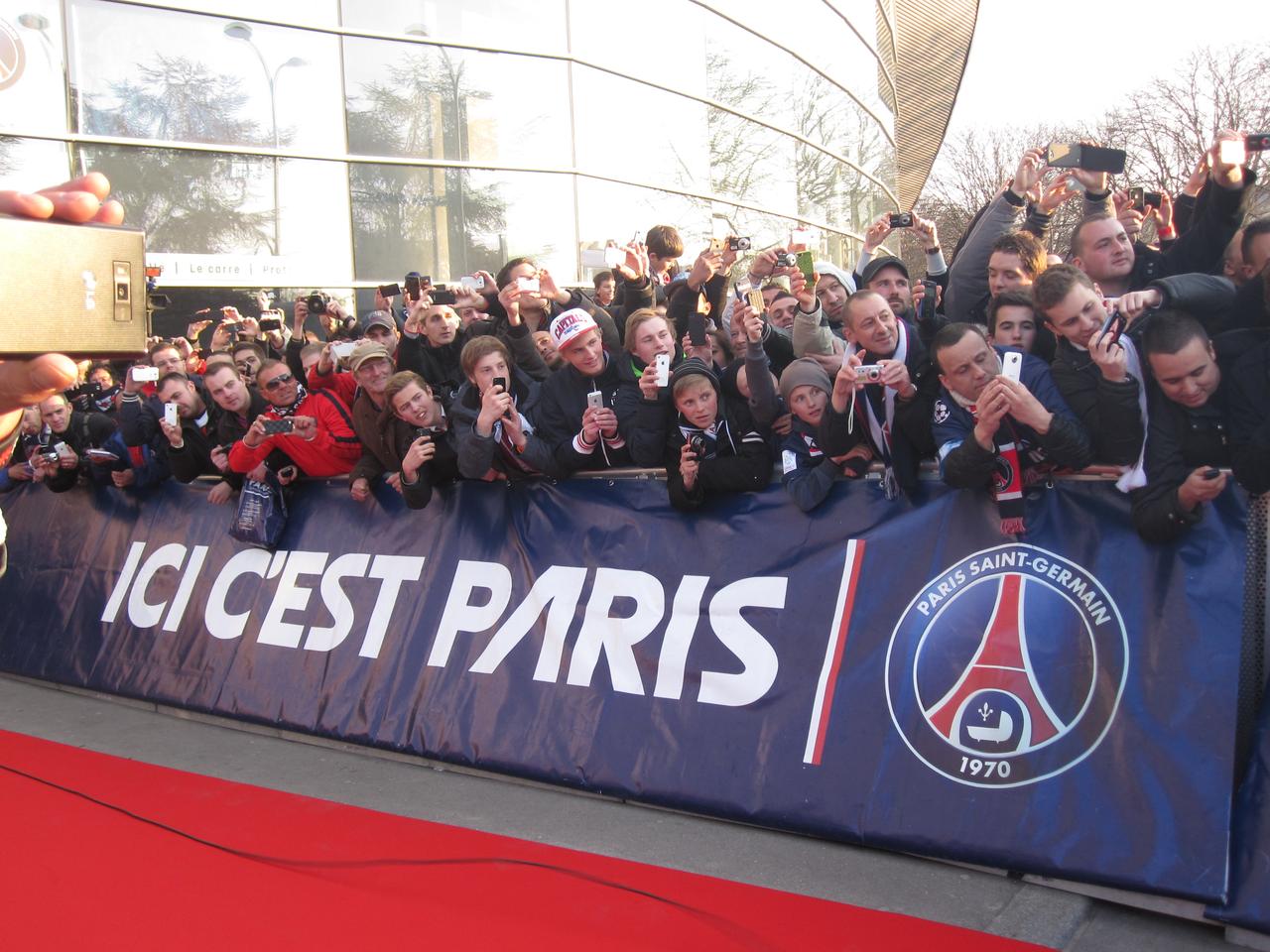 Les supporters parisiens dégainent leurs appareils photos pour l'arrivée des joueurs. [Axel David]