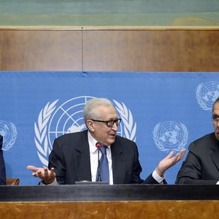 Le Secrétaire d'Etat américain John Kerry et son homologue russe Sergueï Lavrov entourant Lakdhar Brahimi, envoyé spécial de l'ONU pour la Syrie. [PHILIPPE DESMAZES]