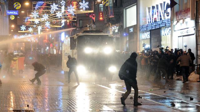 Les manifestants ont été dispersés à coup de canons à eau et de gaz lacrymogènes. [AP/Kexstone - Emrah Gurel]