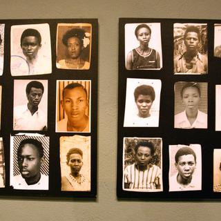 Des photographies de victimes du génocide rwandais dans le mémorial de Kigali. [DPA/AFP - Wolfgang Langenstrassen]