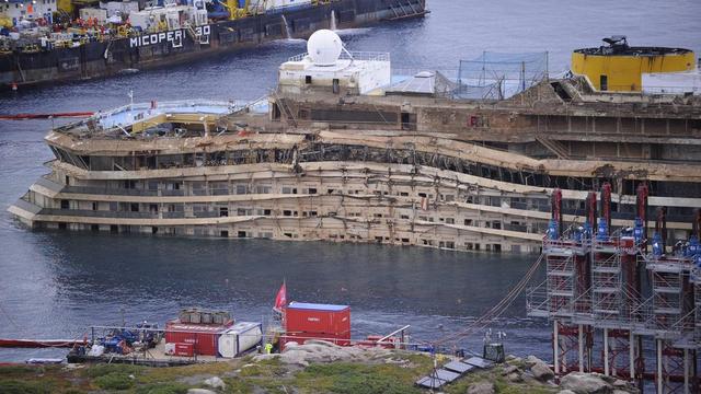 Une vue générale de la partie endommagée du Costa Concordia. [RICCARDO DALLE LUCHE]