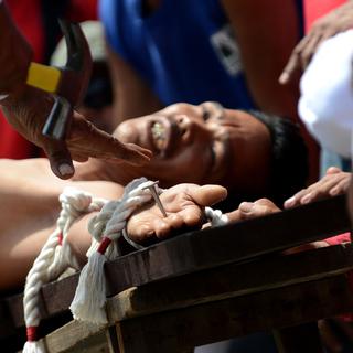 Les véritables crucifixions sont une tradition pascale aux Philippines. [Noel Celis]
