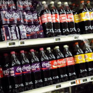 Des bouteilles de Coca-Cola dans un magasin