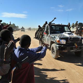 Les habitants de Diabali ont salué les 200 soldats français et maliens qui ont pénétré dans la ville, tout juste une semaine après sa chute aux mains des islamistes armés. [AFP PHOTO / ISSOUF SANOGO]