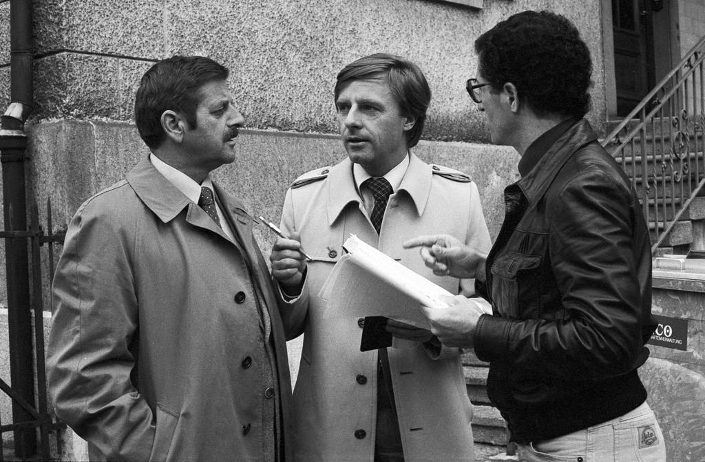 Emil est ici en pleine discussion avec l'interprète Walo Lueoend (gauche) et le réalisateur Rolf Lyssy sur le tournage du célèbre film "Les Faiseurs de Suisses", en 1978. [KEYSTONE - STR]