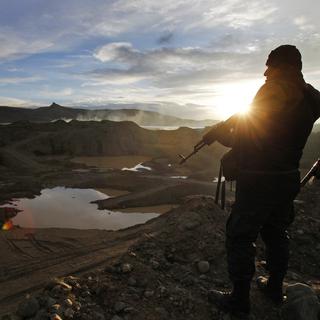 La police surveille des mines d'or illégales dans la région andine de Puno au Pérou. [Enrique Castro-Mendivil]