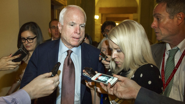 Le républicain John McCain durant la nuit dans les couloirs du Sébat à Washington. [Paul J. Richards]