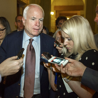 Le républicain John McCain durant la nuit dans les couloirs du Sébat à Washington. [Paul J. Richards]