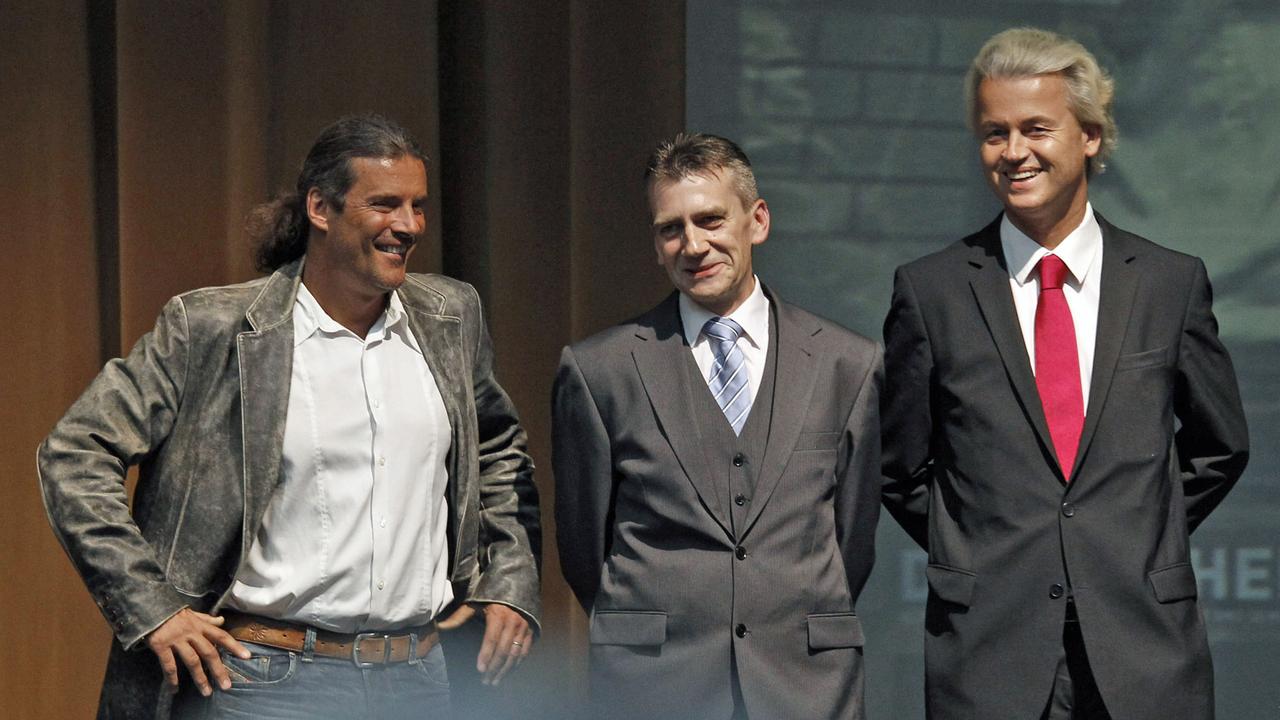 Oskar Freysinger en compagnie de deux nationalistes européens, René Stadtkewitz et Geert Wilders, en 2001 à Berlin. [Tobias Schwarz]