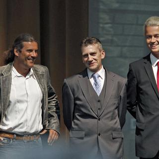 Oskar Freysinger en compagnie de deux nationalistes européens, René Stadtkewitz et Geert Wilders, en 2001 à Berlin. [Tobias Schwarz]
