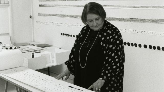 Pierrette Bloch dans son atelier à Paris, en 2002. [Musée Jenisch - Adam Rzepka]