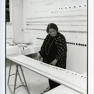 Pierrette Bloch dans son atelier à Paris, en 2002. [Musée Jenisch - Adam Rzepka]