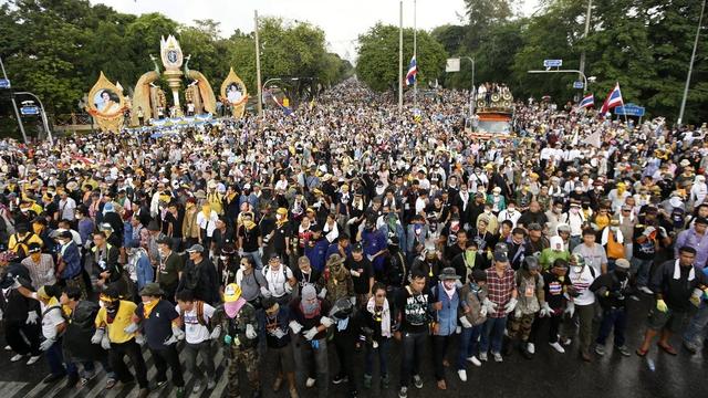 Des centaines d'opposants au gouvernement thaïlandais sont descendus dans les rues de Bangkok. [EPA/Keystone - Rungroj Yongrit]