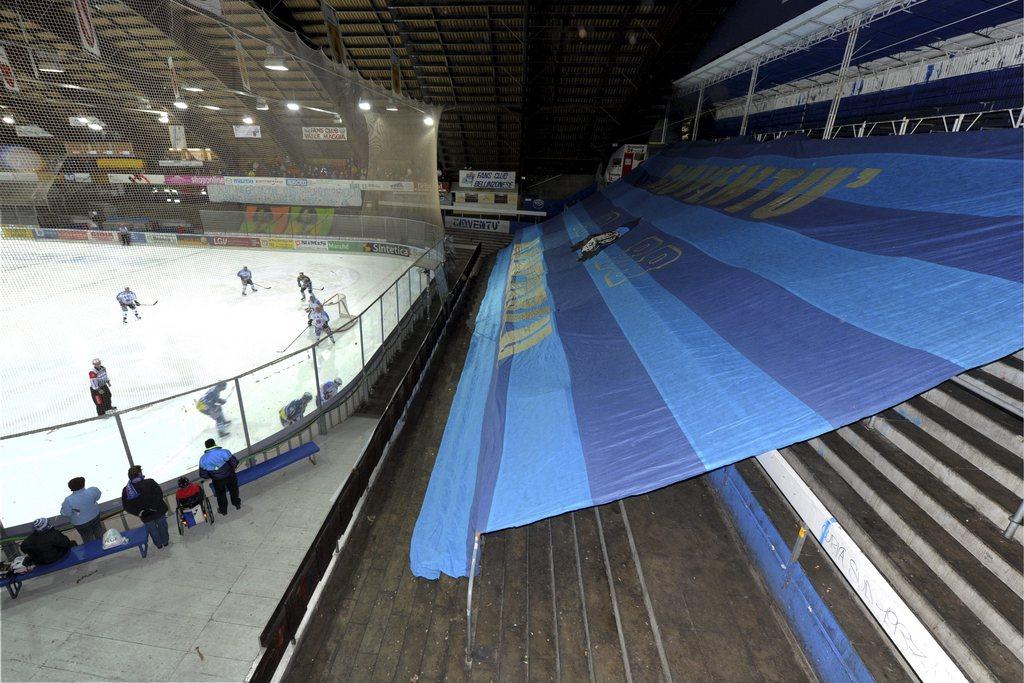 Les tribunes de la Valascia étaient exceptionnellement vides suite à une décision de la Ligue envers les partisans d'Ambri. [KEYSTONE - KARL MATHIS]