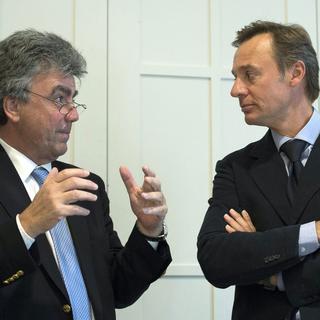 Patrick Aebischer et Ernesto Bertarelli, ce mercredi 22.05.2013 à Berne. [Peter Schneider]