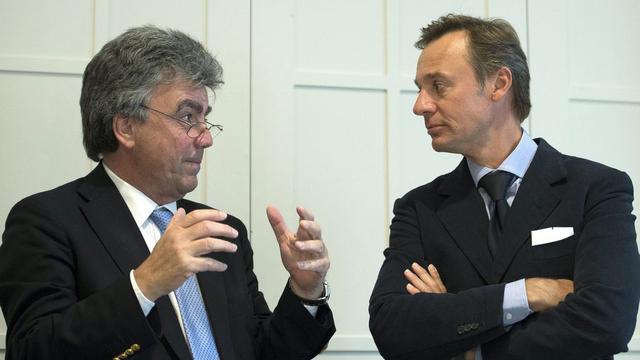 Patrick Aebischer et Ernesto Bertarelli, ce mercredi 22.05.2013 à Berne. [Peter Schneider]