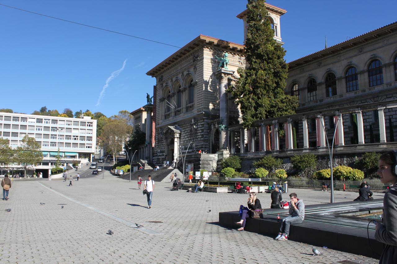 La Place de la Riponne, dominée par le Palais de Rumine, a une réputation sulfureuse. [RTS - Jessica Vial]