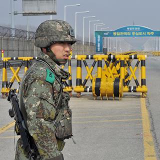 Un soldat sud-coréen surveille la route menant vers la Corée du Nord à Paju, près de la zone démilitarisée séparant les deux Corées. [JUNG YEON-JE]