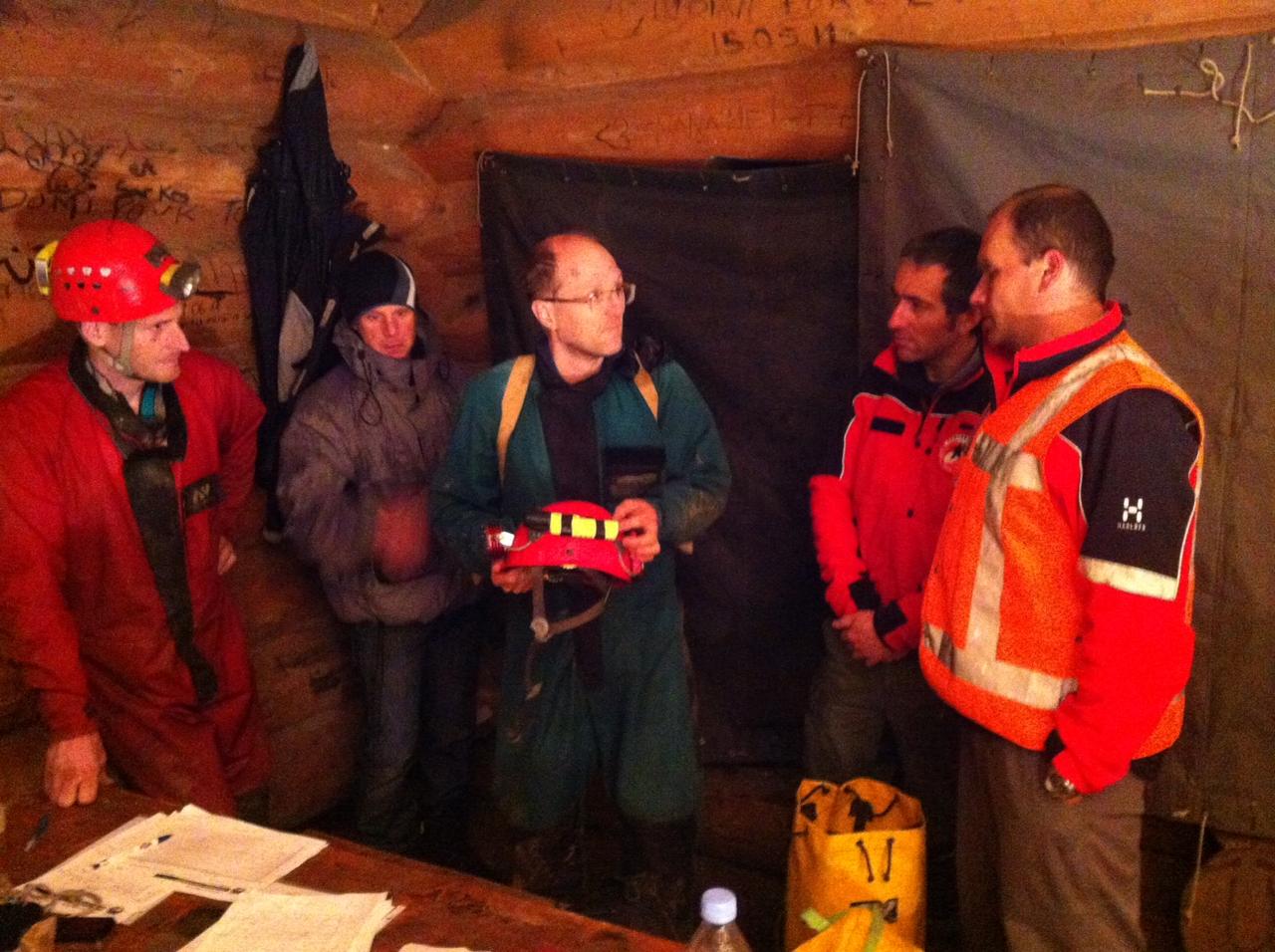 Les secours doivent attendre pour remonter le spéléologue à la surface.