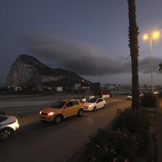 Les gardes-frontière espagnols ont augmenté les contrôles à l'entrée du rocher de Gibraltar, occasionnant de longues files d'attente. [EPA/A.Carrasco Ragel]