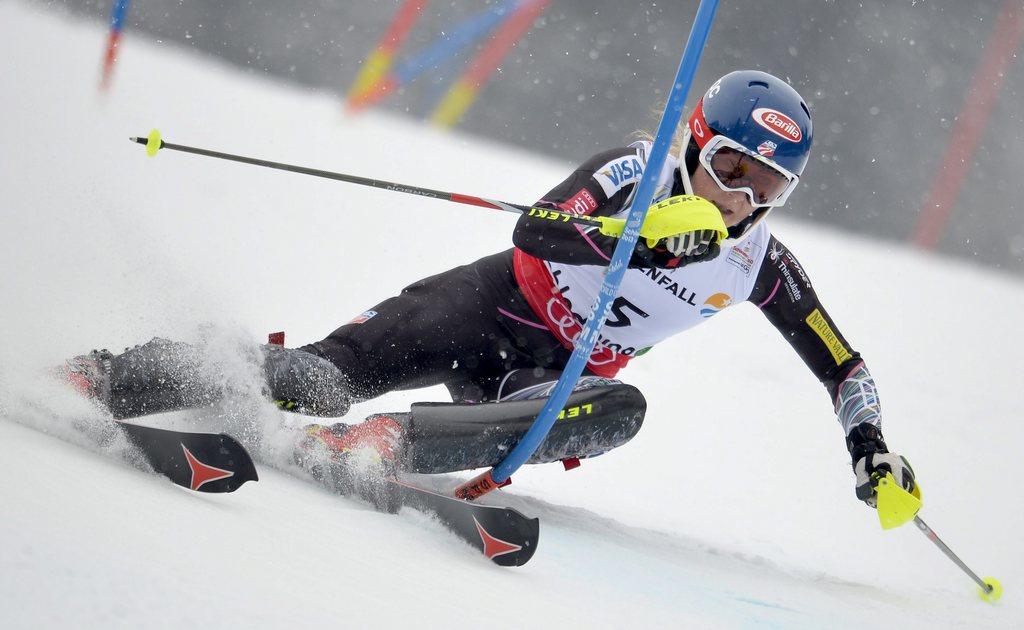 epa03586416 Mikaela Shiffrin of the USA clears a gate during the first run of the Women's Slalom race at the Alpine Skiing World Championships in Schladming, Austria, 16 February 2013. EPA/CHRISTOPHE KARABA [KEYSTONE - Christophe Karaba]