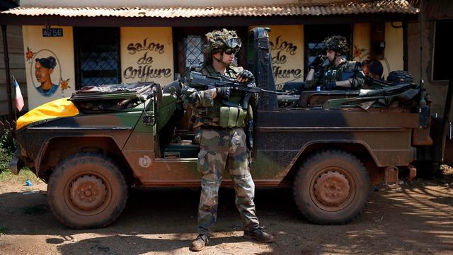 Les troupes françaises vont à présent commencer les opérations de désarmement (des ex-rebelles) de la Seleka. [AP Photo/Jerome Delay]
