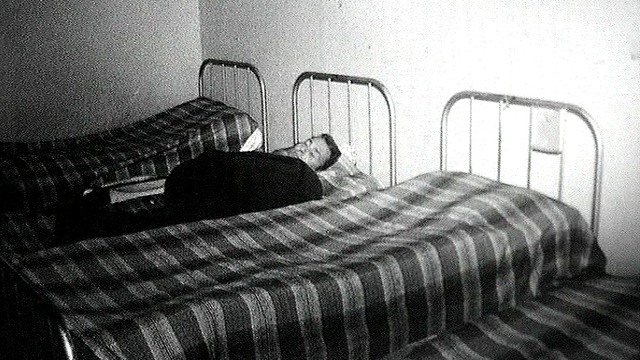 Un homme sans-papiers vivant à l'Armée du Salut en 1962. [RTS]