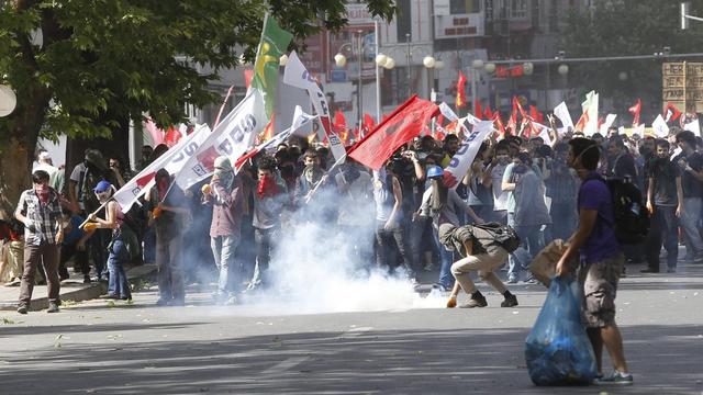La police a tiré des gaz lacrymogènes ce dimanche après-midi pour disperser un millier de manifestants à Ankara. [EPA - Evrim Aydin]