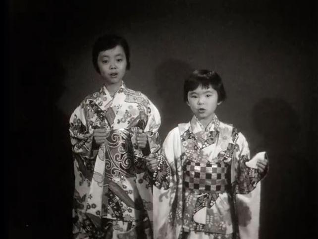 Petites Japonaises chantant un chant de Noël dans leur langue en 1961. [RTS]