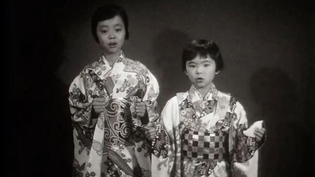 Petites Japonaises chantant un chant de Noël dans leur langue en 1961. [RTS]