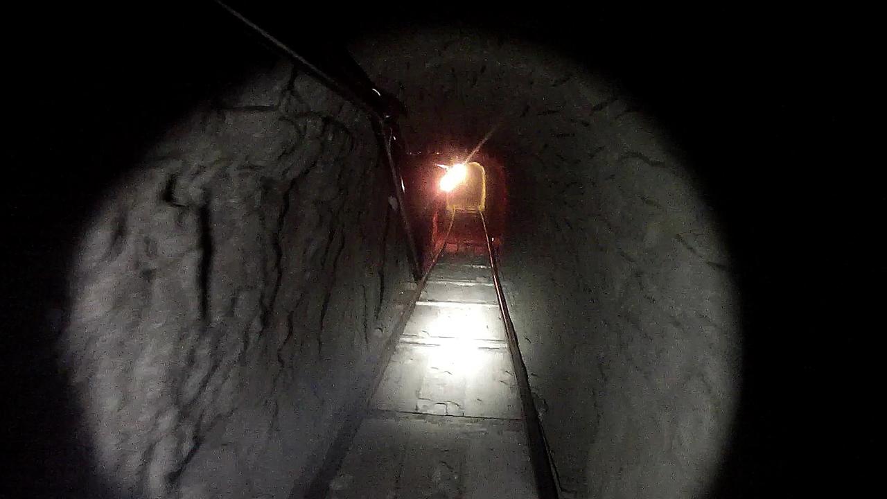 La drogue était transportée sur les rails, dans des wagonnets pilotés électroniquement dans le tunnel. [AFP - ICE]