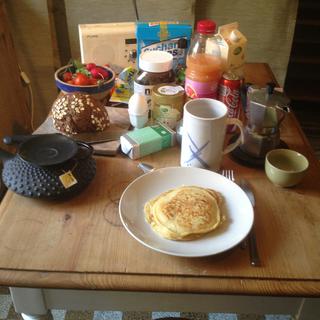 Ilja prépare même des pancakes pour le p'tit déj! [RTS]