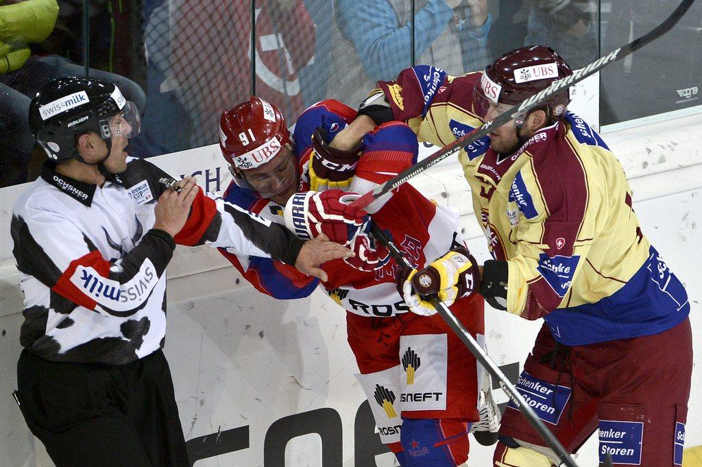 Goran Bezina (à dr.) se réchauffe les poings devant l'arbitre Didier Massy (à g.). [KEYSTONE - Peter Schneider]