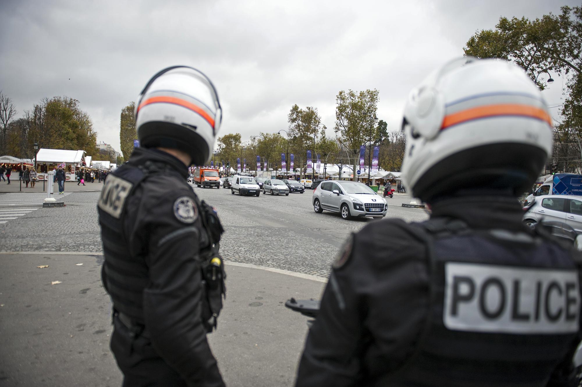 L'homme a été déposé par un automobiliste qu'il avait pris en otage au niveau des Champs-Elysées. Une chasse à l'homme a aussitôt été lancée. [AFP - Fred Dufour]
