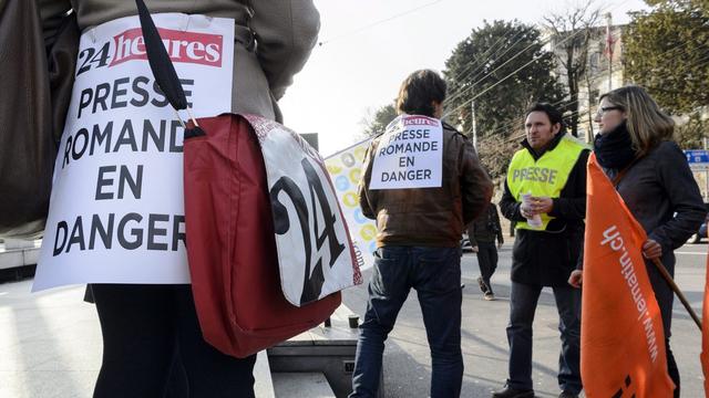 "Ce seront des licenciements massifs" pour le personnel et "moins de qualité" ainsi que "moins d'information" pour les lecteurs, ont déploré les manifestants. [KEYSTONE - Laurent Gilliéron]