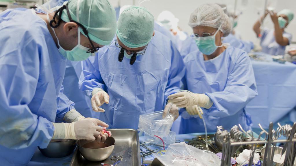 Dans un hôpital français, des médecins préparent un coeur d'enfant qui doit être envoyé à Zurich, en Suisse, pour être greffé à un enfant de sept ans. [Gaetan Bally]
