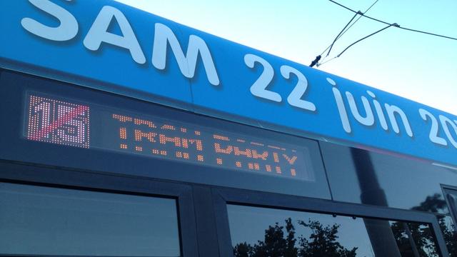 Les TPG ont inauguré la "tram party", une rame dotée d'un DJ où les passagers se trémoussent en traversant la ville. [Jordan Davis]