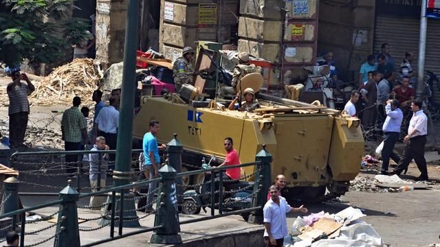 L'armée égyptienne a cerné samedi la mosquée al-Fatah au Caire où se sont retranchés des pro-Morsi. [AP Photo/Hussein Tallal]