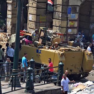L'armée égyptienne a cerné samedi la mosquée al-Fatah au Caire où se sont retranchés des pro-Morsi. [AP Photo/Hussein Tallal]