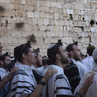 Juifs orthodoxes portant des phylactères à Jerusalem. [Menahem Kahana]