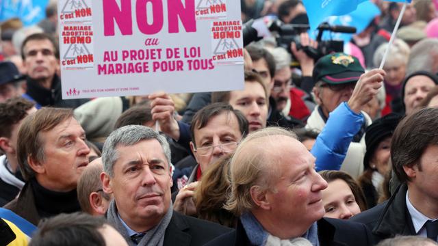 Les députés UMP Henri Guaino (gauche) et Brice Hortefeux, lors d'une manifestation contre le mariage homosexuel, le 13 janvier dernier. [Thomas Samson]